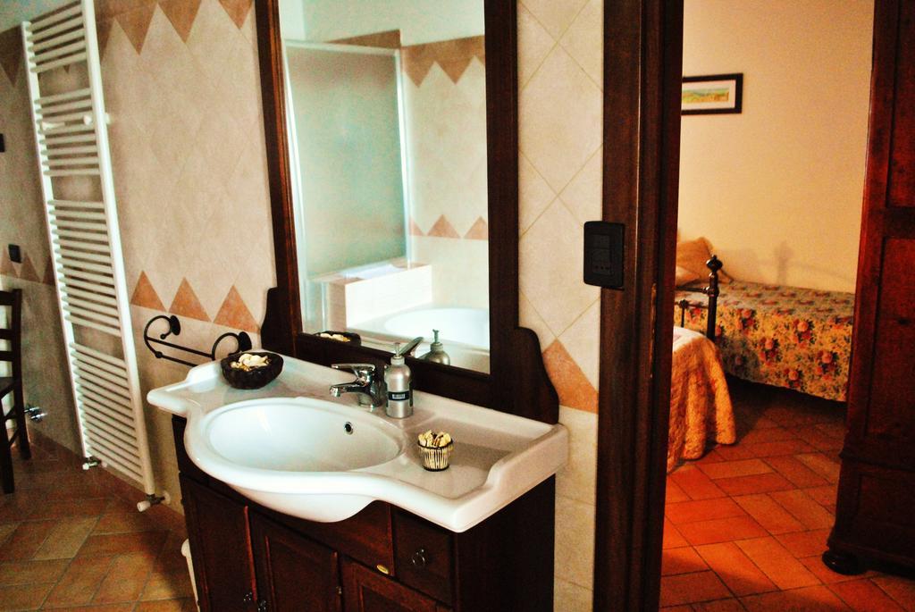 Agriturismo L'Antico Oliveto San Severino Marche Camera foto